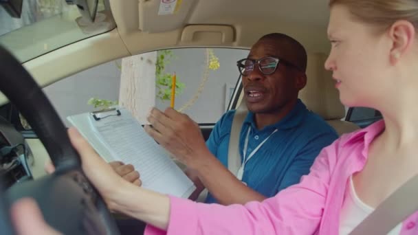 Oldalnézet Hallgat Vezetés Tanár Beszél Teszt Eredmények Miközben Kocsiban — Stock videók