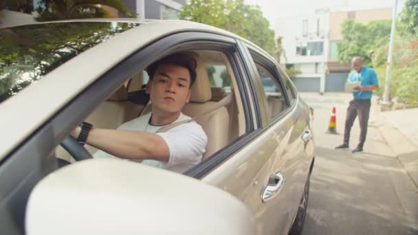 Asiático Hombre Entrenando Estacionamiento Inverso Entre Conos Mientras Pasa Examen — Vídeos de Stock