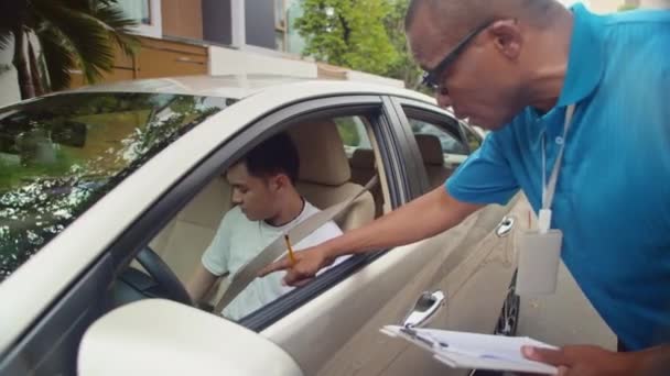 Černošky Muž Řidičský Instruktor Vysvětlující Reverzní Parkování Asijské Studentce Sedí — Stock video