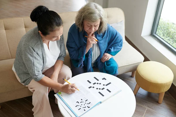 Ernsthafte Senioren Diskutieren Antwort Auf Kreuzworträtsel Blick Von Oben — Stockfoto