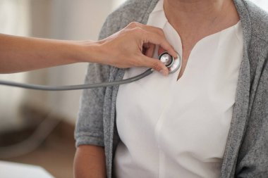 Genel pratisyen hekimin akciğer seslerinin yakın plan görüntüsü