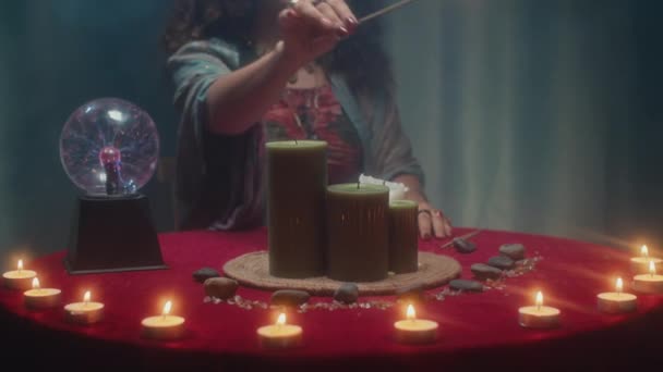 Обрезанный Снимок Ясновидящего Зажигающего Свечи Кругу Особого Ритуала Сидя Столом — стоковое видео