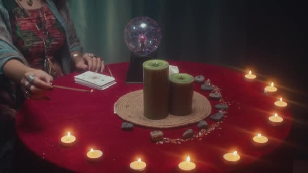 在未来的预测环节中 无法辨认的女人在仪式桌上点着蜡烛的剪影 — 图库视频影像