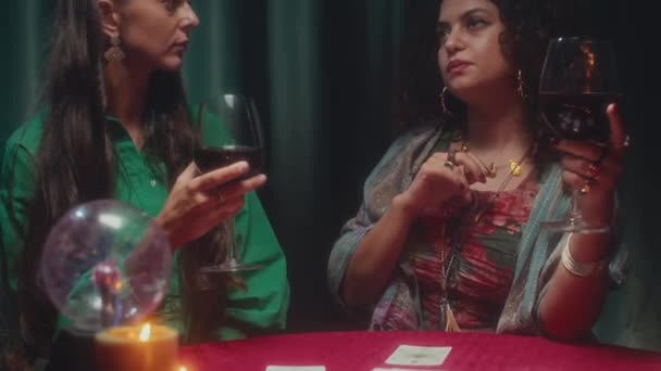 Середній Знімок Молодої Жінки Чаклунки Ють Червоне Вино Обговорюють Майбутнє — стокове відео