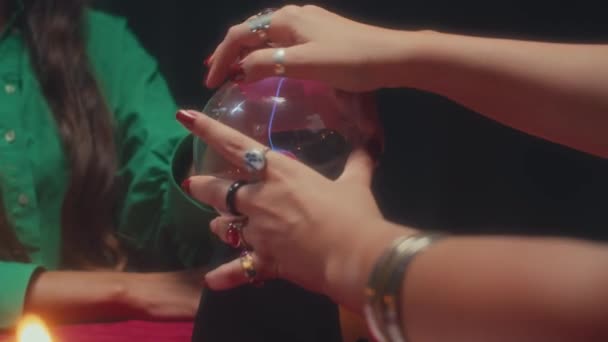 Rack Focus Van Onherkenbare Waarzegster Vragen Vrouw Hand Leggen Kristallen — Stockvideo