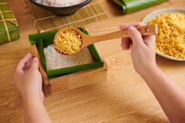 Geleneksel Vietnam pastası banh Chung kalıbını koyan kişinin yakın plan görüntüsü