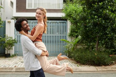 Rüya evlerinin önünde neşe dolu genç bir çift.