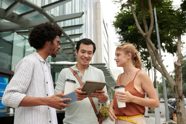 Diverse Group Coworkers Drinking Coffee Outdoors Discussing Project Details — Stock Photo, Image