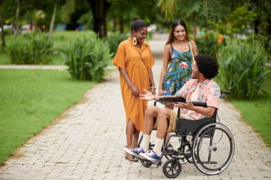 Şehir parkına çeşitli gençlerden oluşan bir grup