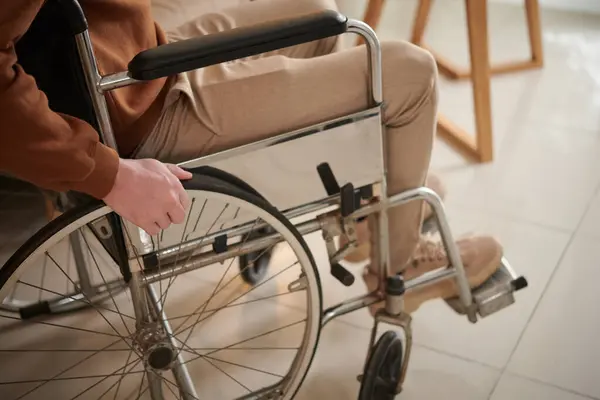 年轻人在遭遇严重车祸后学会了坐轮椅 — 图库照片