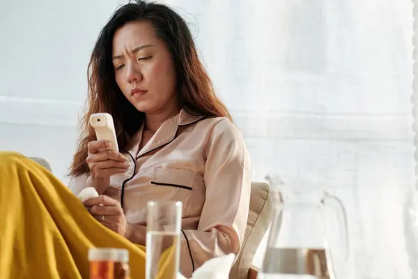 Mulher Doente Pijama Cetim Verificando Sua Temperatura Corporal Quando Sentada — Fotografia de Stock