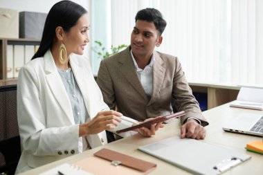 Avukatlar, müvekkil için hazırladıkları sözleşmenin detaylarını tartışıyor.