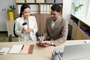 Mutlu iş adamları, şirketlerinin başarısına adanmış makaleyi tartışıyor.