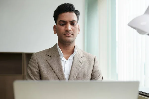Portret Van Ernstige Indiase Ondernemer Lezen Van Mails Rapporten Laptop — Stockfoto
