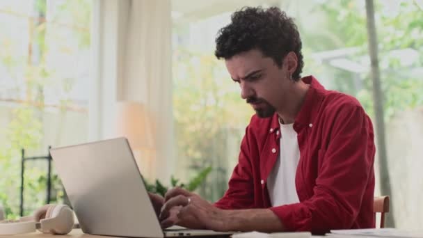 Vista Lateral Empresário Digitando Mails Laptop Enquanto Trabalhava Casa — Vídeo de Stock