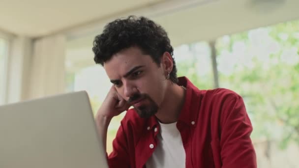 Tiro Médio Empreendedor Masculino Animado Sorrindo Depois Ver Mail Com — Vídeo de Stock
