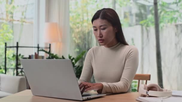 Retrato Longo Médio Tiro Empresária Sexo Feminino Trabalhando Laptop Casa — Vídeo de Stock