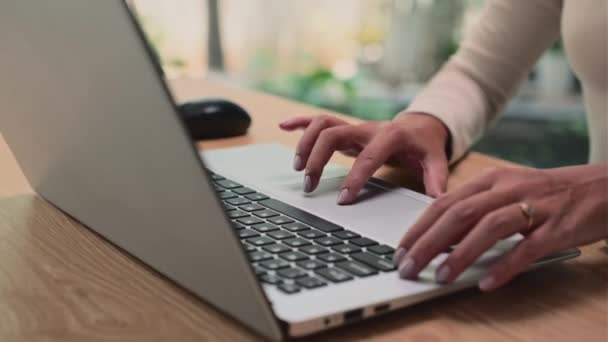 Close Mãos Mulher Digitando Mensagens Teclado Laptop Sem Fio — Vídeo de Stock