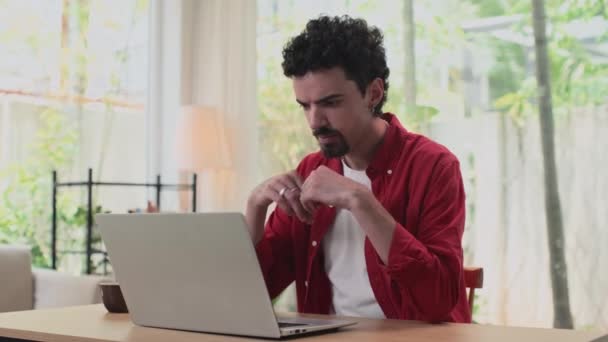 Genç Bir Adamın Dizüstü Bilgisayarın Yanında Otururken Ürünün Piyasaya Sürülmesine — Stok video