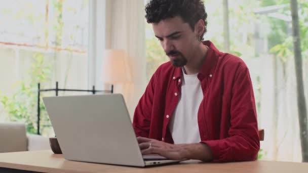 Retrato Programador Masculino Sorridente Trabalhando Laptop Sem Fio Casa Olhando — Vídeo de Stock