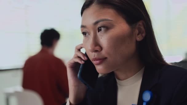Nahaufnahme Einer Jungen Frau Die Smartphone Mit Kunden Spricht Während — Stockvideo