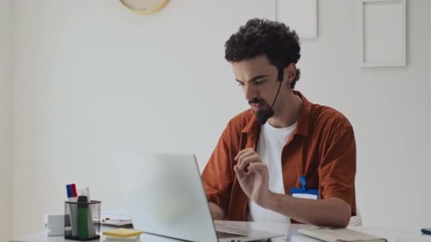 Erkek Programcının Portresi Kulaklık Takıyor Ofiste Kablosuz Bilgisayarla Çalışıyor Kameraya — Stok video