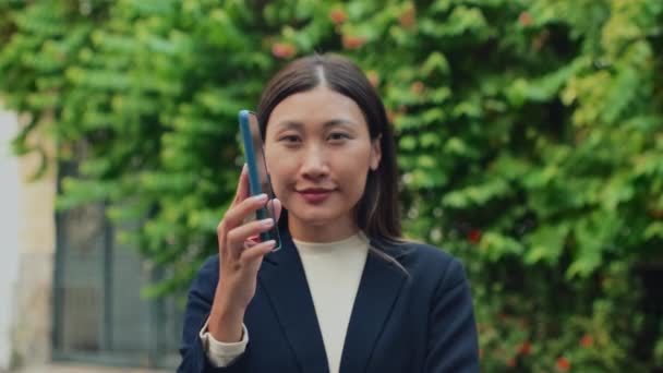 Rack Εστίαση Της Γυναίκας Που Δείχνει Smartphone Πράσινο Chroma Βασική — Αρχείο Βίντεο