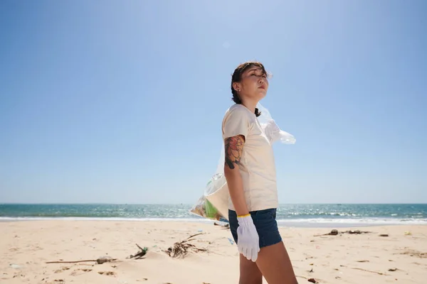 Młoda Kobieta Sprzątanie Plaży Dniu Ziemi — Zdjęcie stockowe