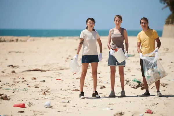 Group Friends Collecting Garbage Beach Cleanup Day — Stock Photo, Image