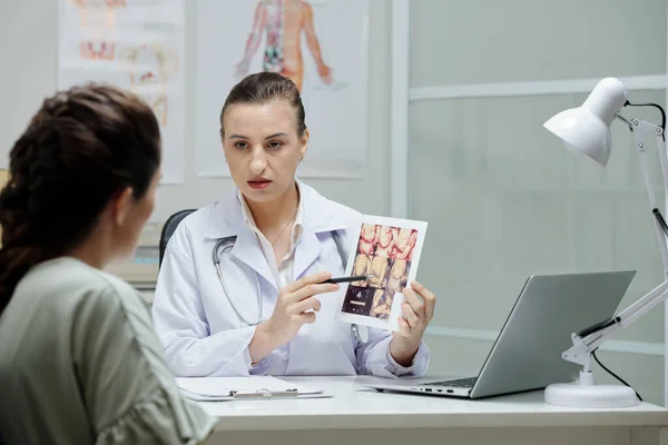 Gynäkologe Zeigt Auf Ultraschallbild Wenn Schwangere Während Des Besuchs Anspricht — Stockfoto