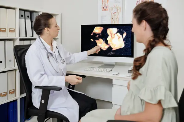 Gynäkologe Zeigt Schwangere Frau Auf Bild Von Baby Auf Computerbildschirm — Stockfoto