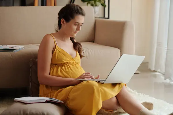 Vážná Mladá Žena Studuje Doma Důsledku Těhotenství — Stock fotografie