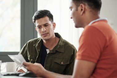 Toplantıda web sitesi kablosuz çerçevesini tartışan ciddi ön uç geliştiriciler