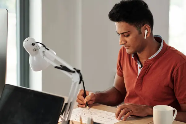 Seriöser Indischer Softwareentwickler Hört Musik Ohrhörern Wenn Drahtgitter Zeichnet Bevor — Stockfoto