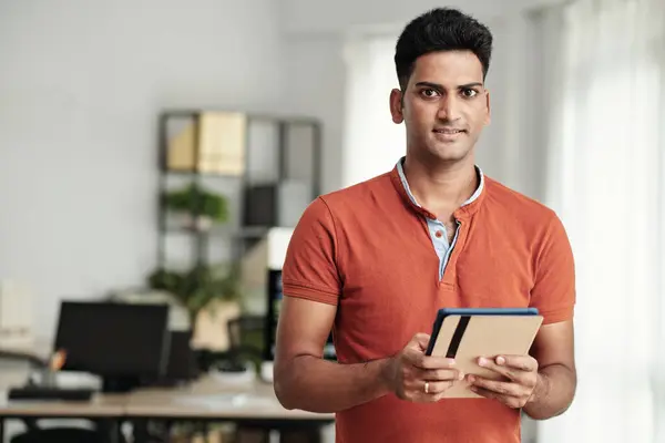 Porträt Eines Lächelnden Indischen Softwareentwicklers Mit Digitalem Tablet Büro — Stockfoto