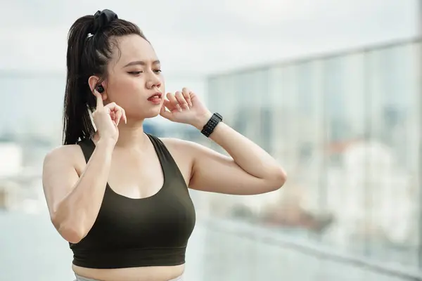 Junge Asiatische Sportlerin Hört Musik Ohrhörern — Stockfoto