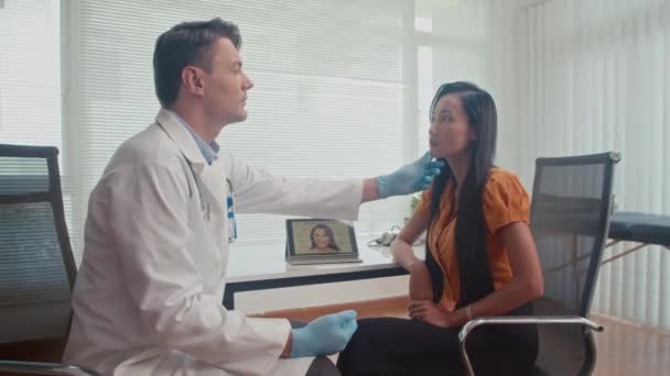 Boční Pohled Mužského Plastického Chirurga Dotýkajícího Tváře Pacientky Během Návštěvy — Stock video