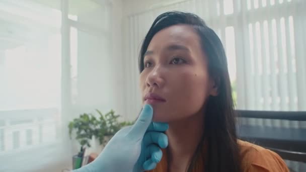 클리닉에서 장갑에 플라스틱 의사에 아시아 얼굴의 클로즈업 — 비디오
