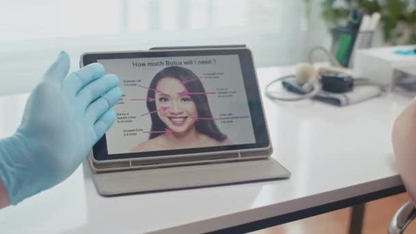 디지털 태블릿을 사용하여 Botox 절차를 논의하는 수없는 의사와 — 비디오