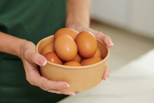 Tigela Com Ovos Frescos Enxaguados Nas Mãos Mulher Que Cozinha — Fotografia de Stock