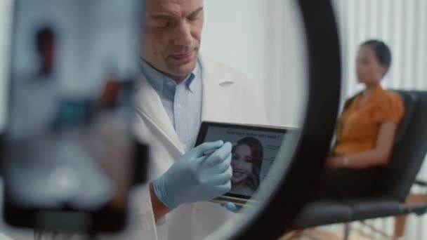 Médico Masculino Falando Sobre Procedimento Botox Câmera Enquanto Faz Vídeo — Vídeo de Stock