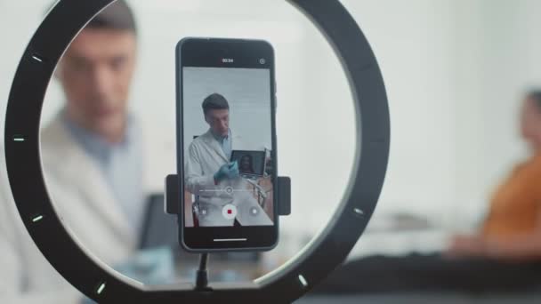 Plastik Cerrahi Hakkında Konuşurken Akıllı Telefon Halka Işığı Kullanarak Kendini — Stok video
