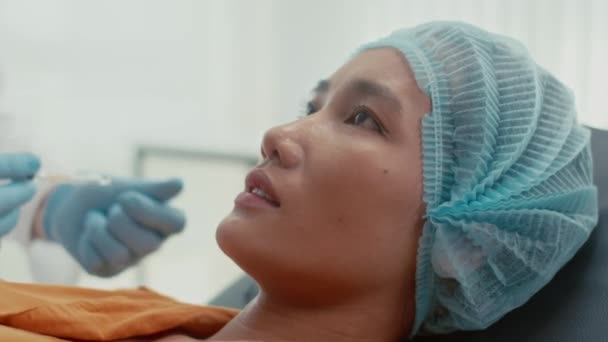 클로즈업 아시아의 Getting 화장품 그녀의 Clinic — 비디오