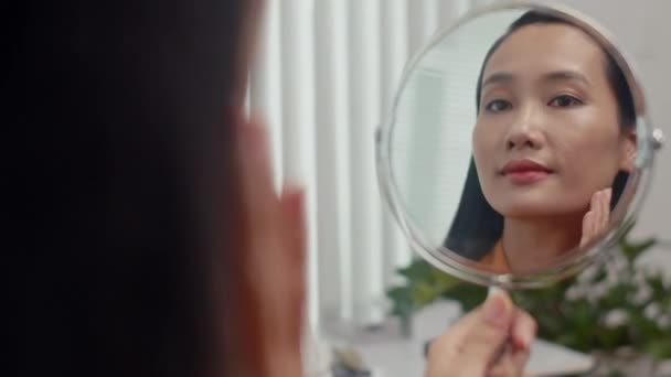 Mladý Asijský Pacient Děkování Lékař Léčbu Při Pohledu Zrcadlo Klinice — Stock video