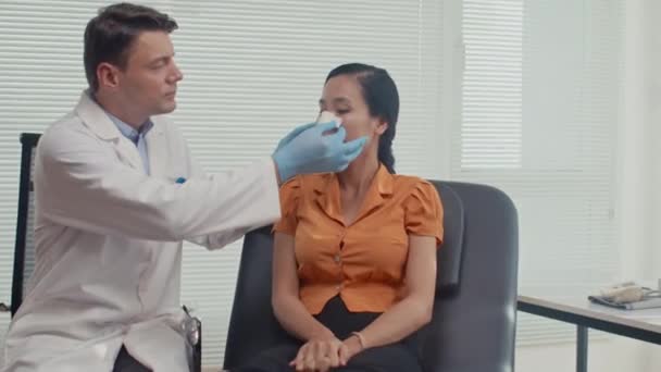 Mediano Largo Tiro Cirujano Plástico Masculino Eliminación Parche Nariz Mujer — Vídeo de stock
