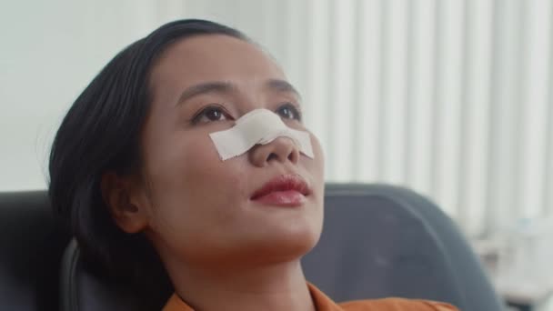 Potret Wanita Muda Asia Dengan Tutup Hidung Terbaring Sofa Kantor — Stok Video