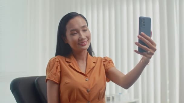 Mittlere Aufnahme Einer Asiatin Orangefarbenem Hemd Die Selfies Mit Dem — Stockvideo