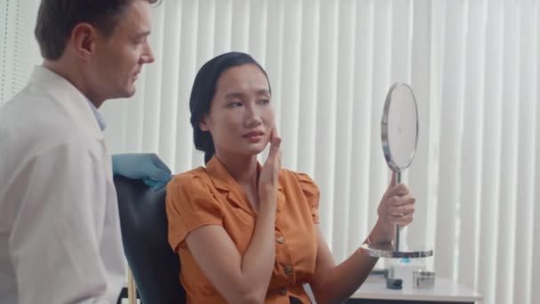 Средний Снимок Молодой Азиатской Женщины Смотрящей Зеркало После Процедуры Красоты — стоковое видео