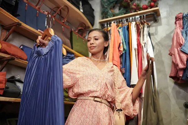 Młoda Kobieta Kupuje Ubrania Butiku Mody — Zdjęcie stockowe