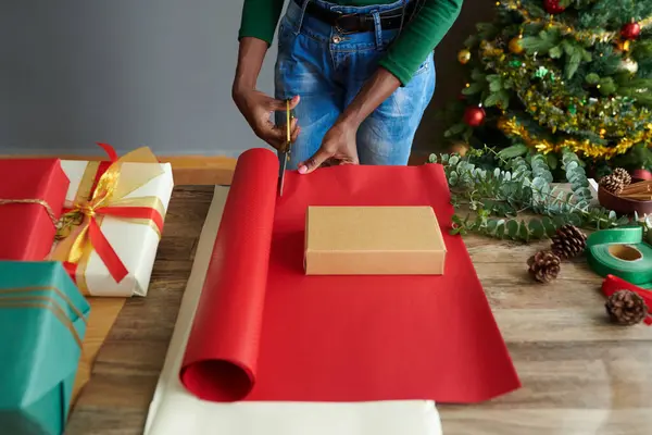 Imagen Recortada Mujer Cortando Papel Embalaje Rojo Para Regalo Navidad — Foto de Stock
